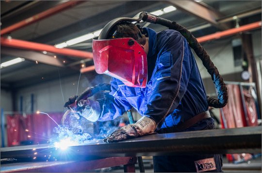 Arbeiter beim Schweissen von Stahl