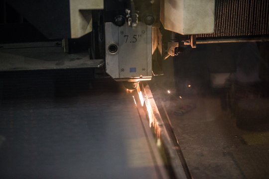Laserschneidemaschine beim Schneiden von Stahl